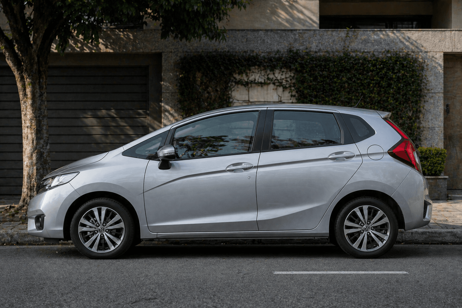 Vista superior de carro azul em vaga de estacionamento